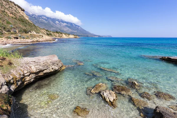Costa con rocce blu del mare e montagne in Grecia — Foto Stock