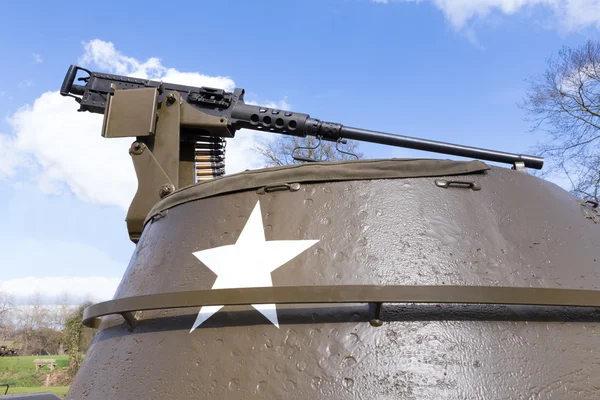 Machine gun on old american tank with blue sky — Zdjęcie stockowe