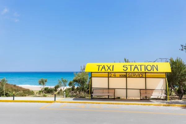 Estación de taxi cerca de la playa y el mar en Grecia — Foto de Stock