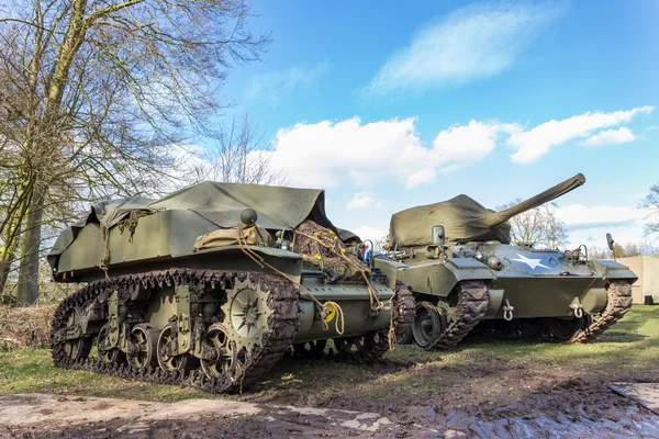 Два военных танка с голубым небом — стоковое фото