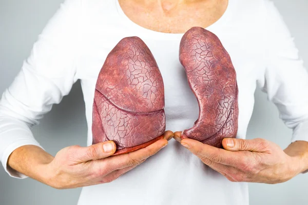 Mulher mostrando dois pulmões na frente do peito — Fotografia de Stock