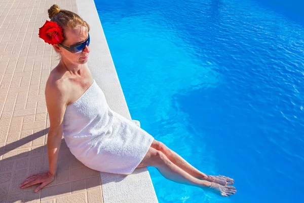 Dutch woman wearing towel red rose and sunglasses legs in swimmi — Stock Photo, Image