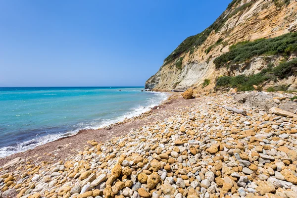 Paesaggio costiero con spiaggia rocciosa e mare blu — Foto Stock