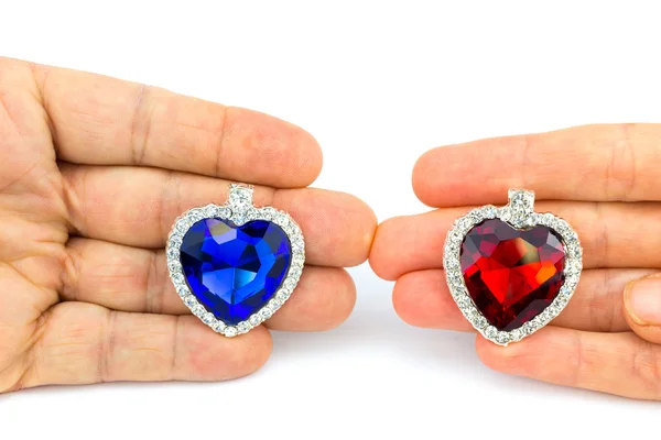 Dvě srdce šperky na straně muže a ženy — Stock fotografie