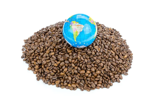 Globus z świata na sterty całych ziaren kawy — Zdjęcie stockowe