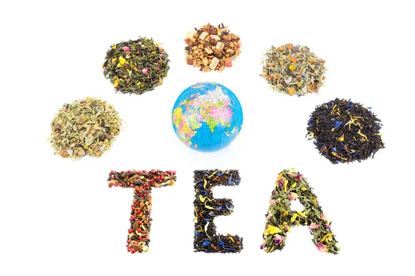 Слово TEA с глобусом и различными сортами чая — стоковое фото