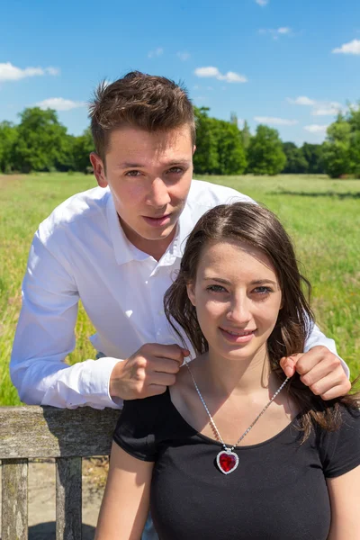 Mann schenkt junge attraktive Frau Herzkette — Stockfoto