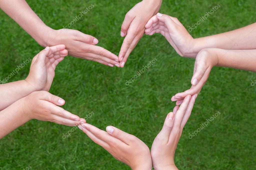 рука с маникюром. массаж в 4 руки мужчине. четыре руки. 4 руки приложение. маникюр и педикюр.