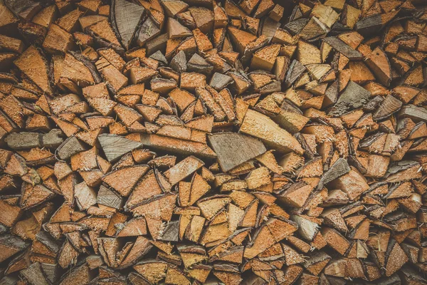 Yığınla kuru odun.