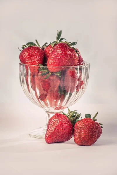 vintage bir bardak çilek