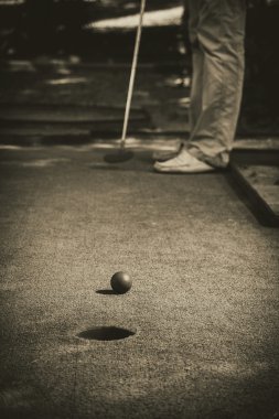 Minyatür golf delik sopa ve top ile siyah beyaz