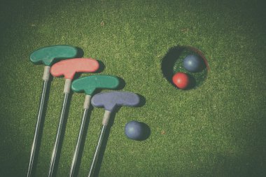 Minyatür golf delik sopa ve top ile
