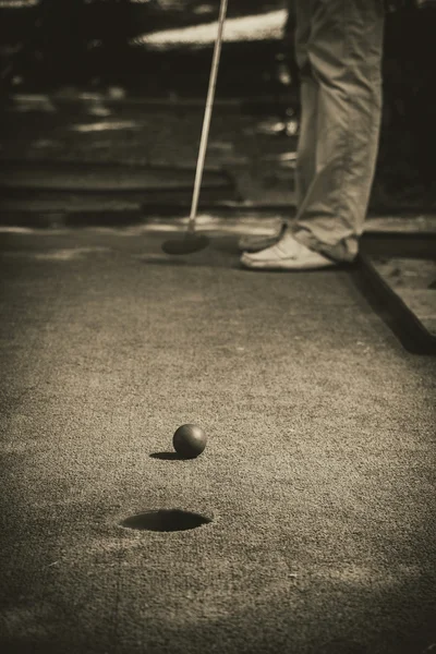 Minyatür golf delik sopa ve top ile siyah beyaz