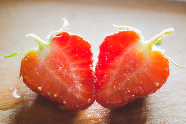 çilek yakın çekim kesmek.