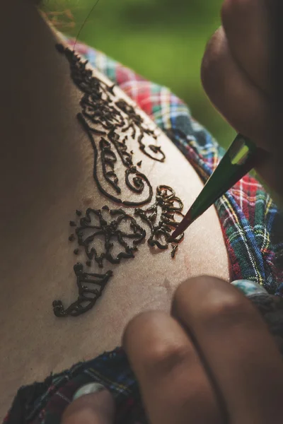 Mendi 'nin çizim süreci dövmeye odaklanıyor.