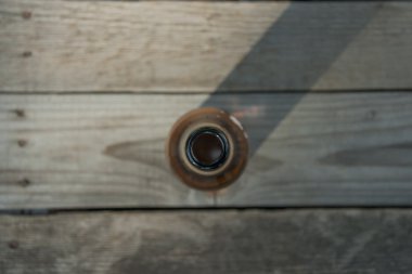 ahşap arka plan üzerinde bira şişesi