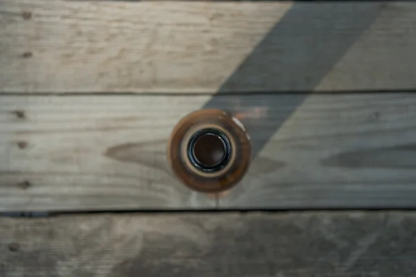 ahşap arka plan üzerinde bira şişesi