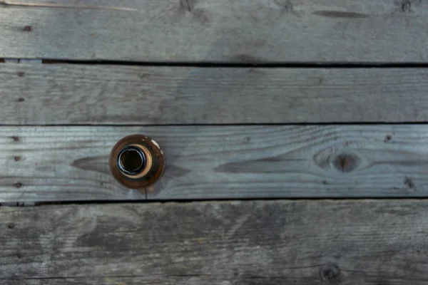 ahşap arka plan üzerinde bira şişesi