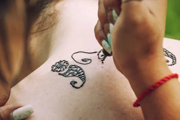 Mendi 'nin çizim süreci dövmeye odaklanıyor.