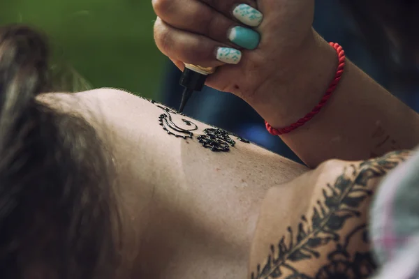 Mendi 'nin çizim süreci dövmeye odaklanıyor.