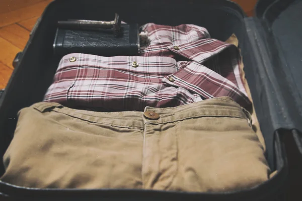 Vêtements homme dans une vieille valise-selectiv focus point — Photo