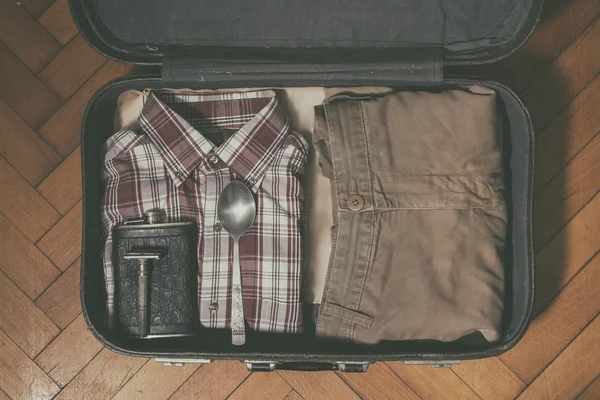 eski bavul içinde erkek giyim