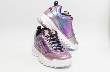 VALENCIA, İSPA 01-26, 2021: Beyaz Arkaplanda Gündelik Moda Giyimi İçin Parlak Beyaz Ayakkabılı Yansıtıcı Fila Yıkıcı