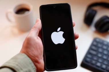 VALENCIA, İspanya 01-27, 2026. Xiaomi logosunu gösteren akıllı telefonu tutan bir elin yakın çekimi dijital medyada markalaşma, pazarlama ve ürün tanıtımı için mükemmel bir modern teknoloji anı yakalıyor.