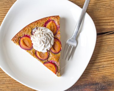 Beyaz tabakta kuru erik Erik pasta dilimi