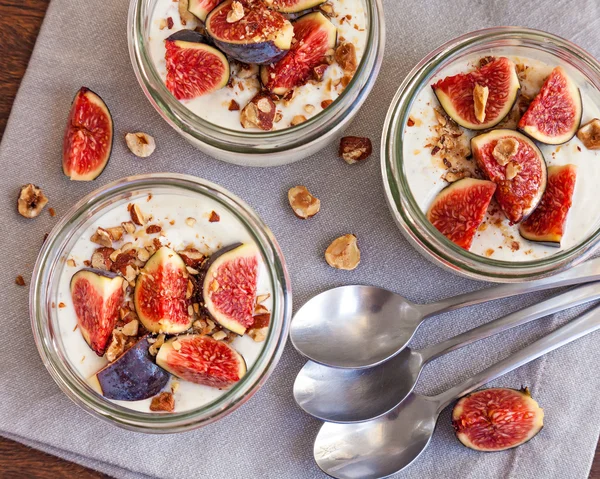 Yogurt topped with fresh figs and roasted hazelnuts — Stock Photo, Image