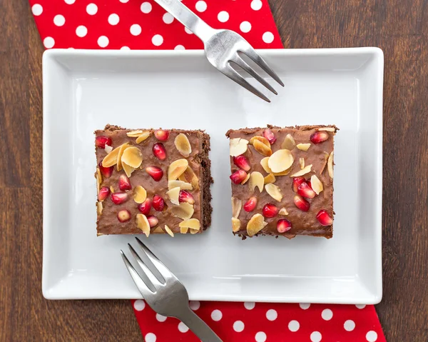 Pastel de chocolate decorado con granada y almendras —  Fotos de Stock