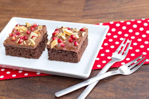 Bolo de chocolate decorado com romã e amêndoa — Fotografia de Stock