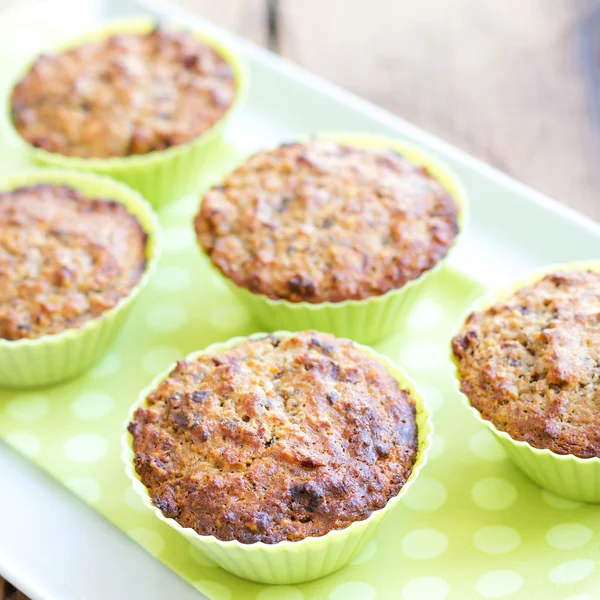 Muffin i gröna kisel bakning mögel — Stockfoto