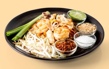 Tayland usulü karidesli erişte, Tayland usulü Tayland mutfağı ünlüdür.