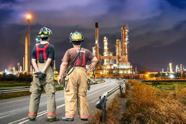 Engineer survey of oil refiner — Stock Photo, Image