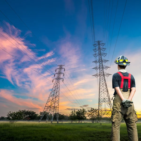 Engineer safety survey of electricity pylon — Stock Photo, Image