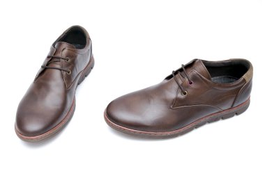 bir beyaz, en iyi görünüm izole kahverengi deri ayakkabı