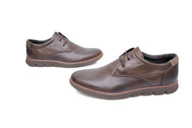 bir beyaz, en iyi görünüm izole kahverengi deri ayakkabı