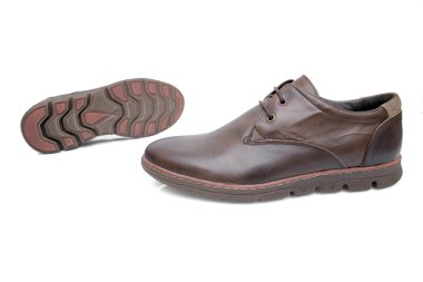 bir beyaz, en iyi görünüm izole kahverengi deri ayakkabı