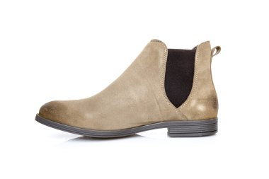 Beyaz arka plan üzerinde Göl kenarında klasik kahverengi deri çizmeler