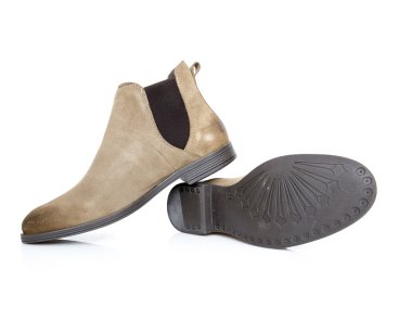 Beyaz arka plan üzerinde Göl kenarında klasik kahverengi deri çizmeler