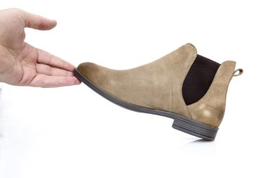 Beyaz arka plan üzerinde Göl kenarında klasik kahverengi deri çizmeler