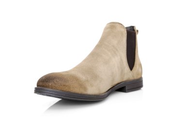 Beyaz arka plan üzerinde Göl kenarında klasik kahverengi deri çizmeler