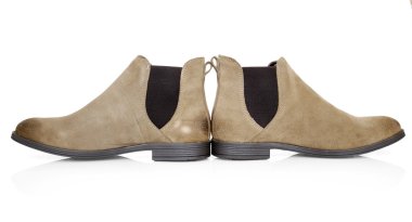 Beyaz arka plan üzerinde Göl kenarında klasik kahverengi deri çizmeler