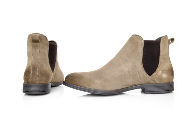 Beyaz arka plan üzerinde Göl kenarında klasik kahverengi deri çizmeler