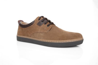 Beyaz arka plan üzerinde rahat kahverengi Ayakkabı