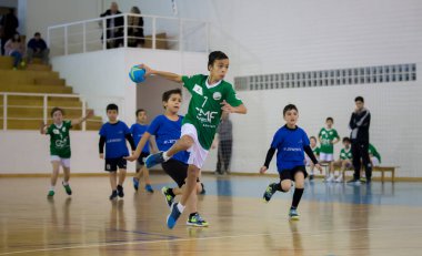 Afife, Viana do Castelo, Portekiz - 1 Şubat 2020: Afifense hentbolu tarafından 1 Şubat 2020 tarihinde Afifense 'de düzenlenen Mini Turnuva' ya kadar sayılacak olan Becas B 'ye karşı A.D. Afifense oyuncusu.