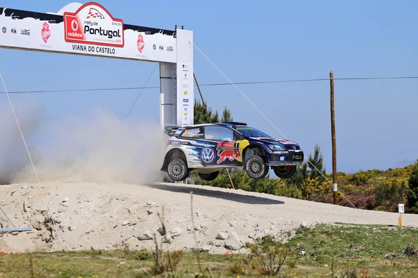 El piloto francés Sebastien Ogier y el copiloto Julien Ingrassia dirigen su Volkswagen Polo R WRC durante la 2ª etapa del Portuga — Foto de Stock