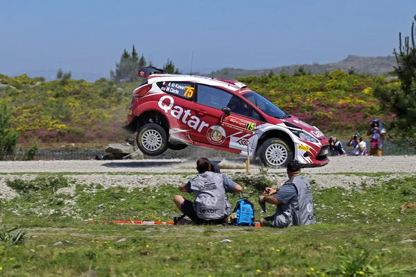 Motorista do Qatari Abdulaziz Al-Kuwari dirige seu Ford Fiesta RRC com seu co-piloto Marshall Clarke — Fotografia de Stock