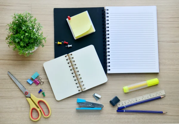 Ahşap masa - Üstten Görünüm boş kağıt ve office araçları